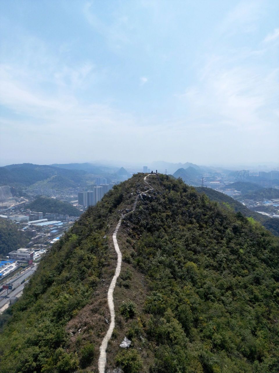 贵阳南岳山位于贵阳南明区,是2020年投票选出,最受登山爱好者喜爱 ""