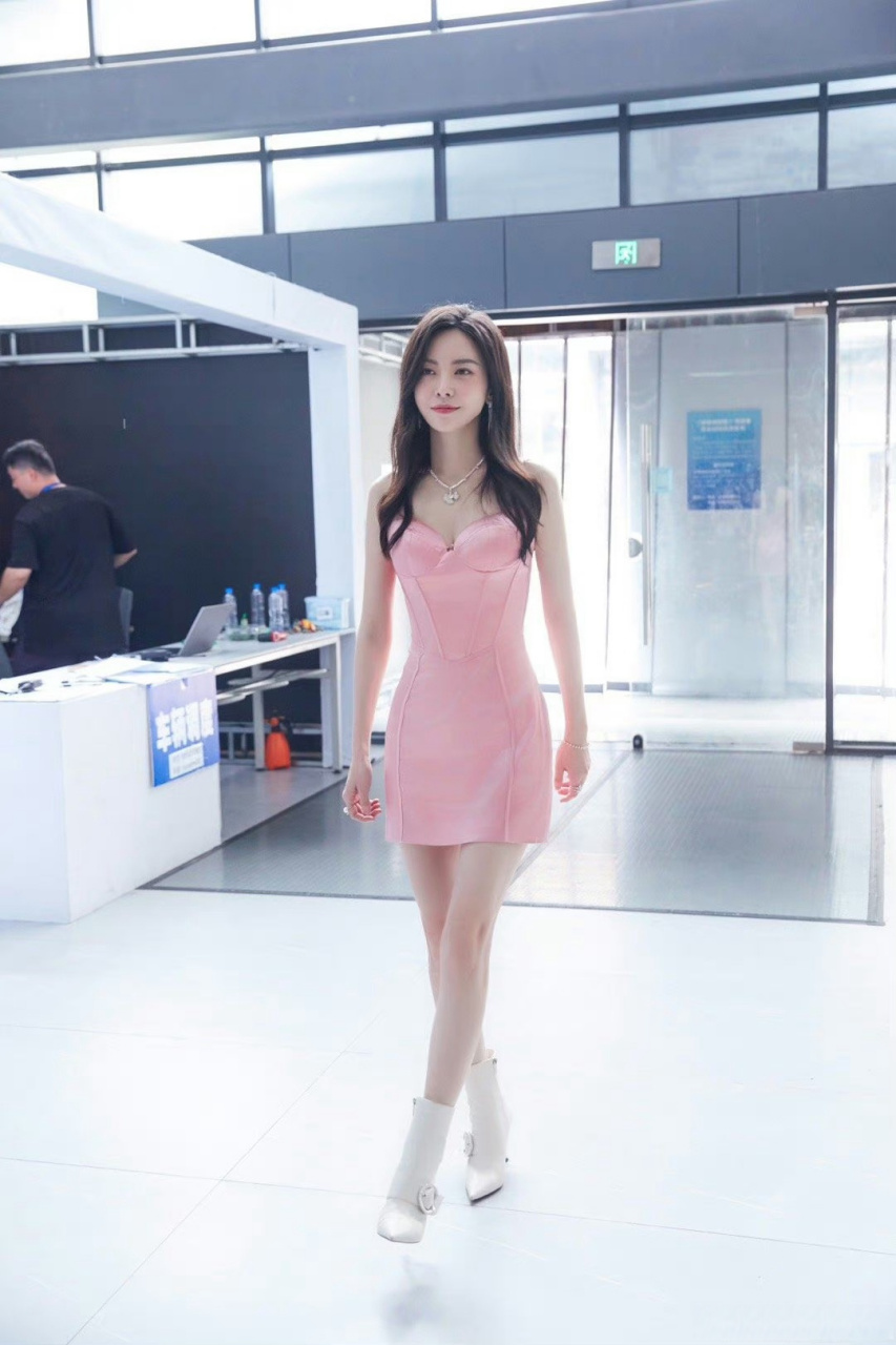 于文文这身芭比粉吊带裙被她驾驭的很是完美,夏日清新氛围感满满