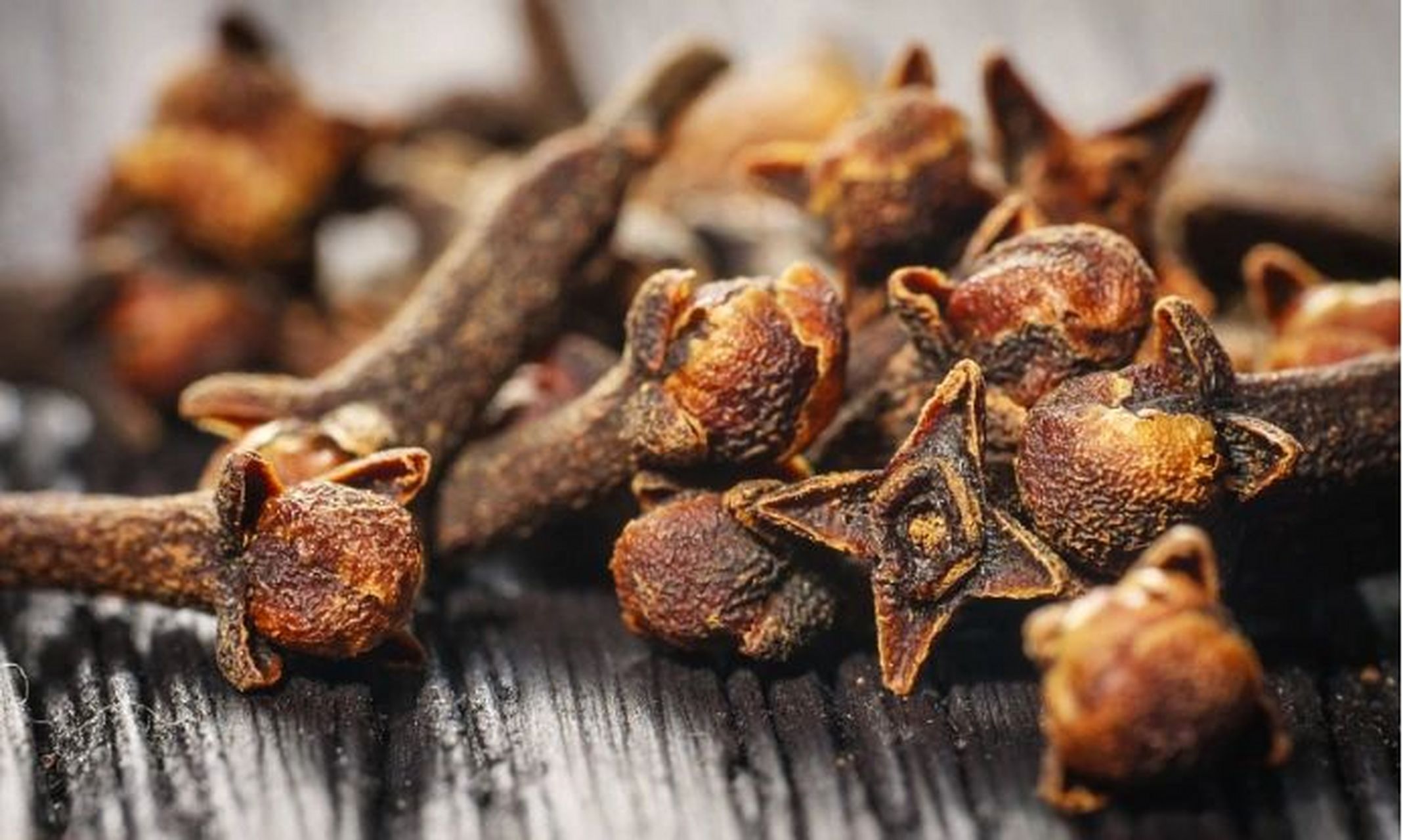 别名有丁香,丁子香,鸡舌香等,现在市面上有公丁香(干燥花蕾)和母丁香