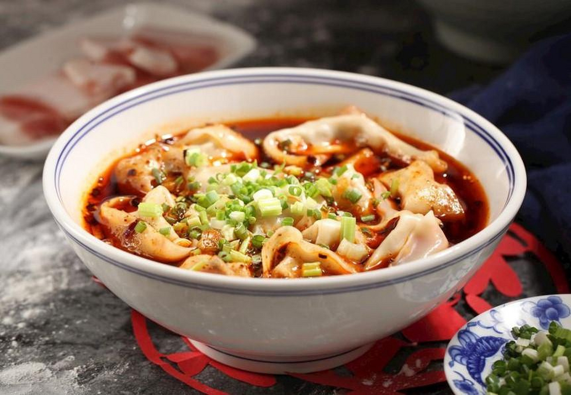 【成都美食排行榜】——龙抄手 龙抄手皮薄馅嫩,爽滑鲜香,汤浓色白.