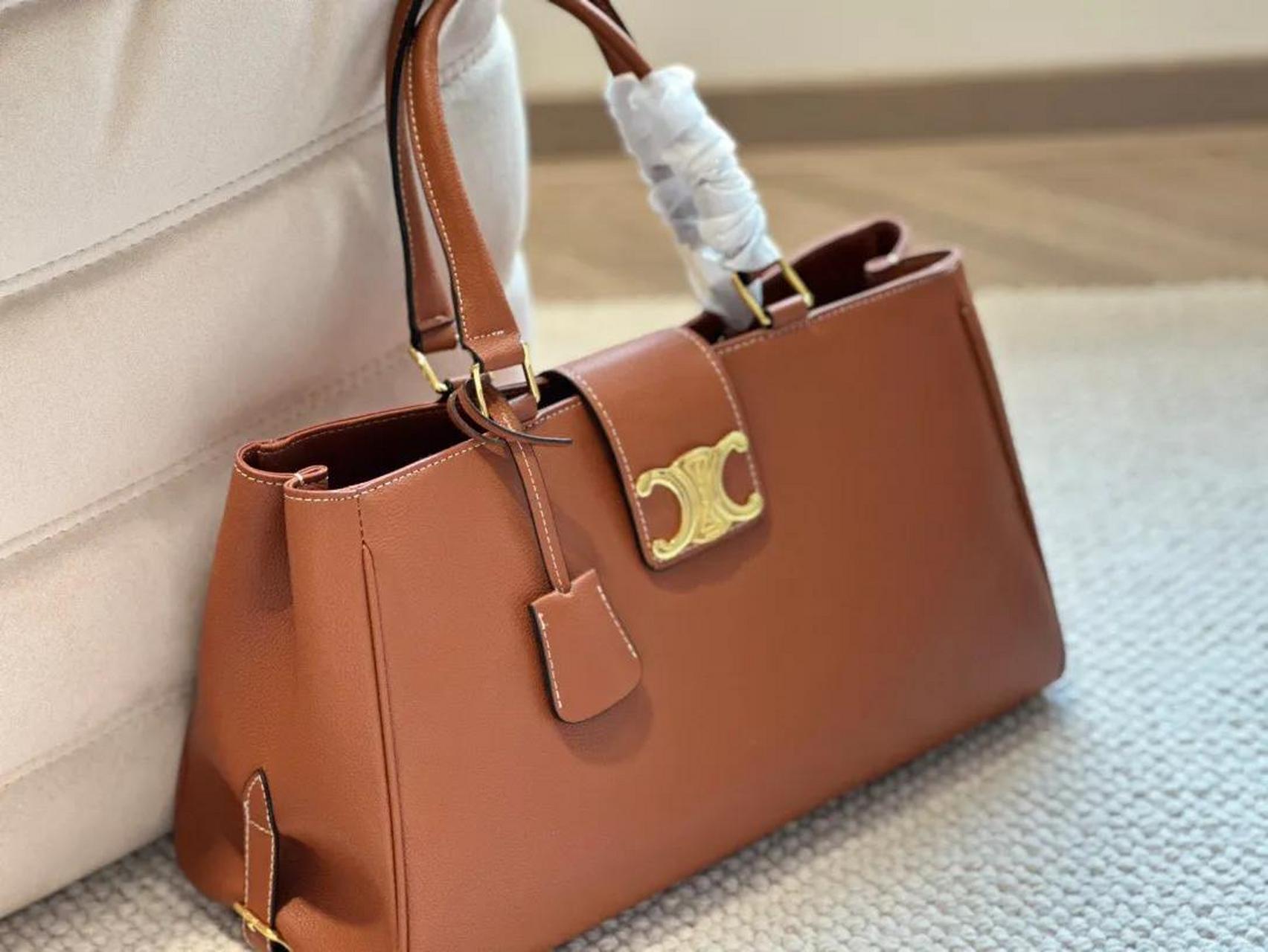 celine 新款的托特包tote 今年的大包都很 喜欢~ 可手提可斜挎 焦糖色