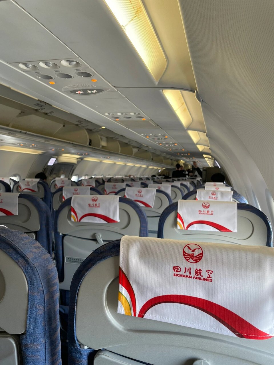 川航a321选座参考 白天上午的航班,因为想拍拍窗外天空,稍微看了些