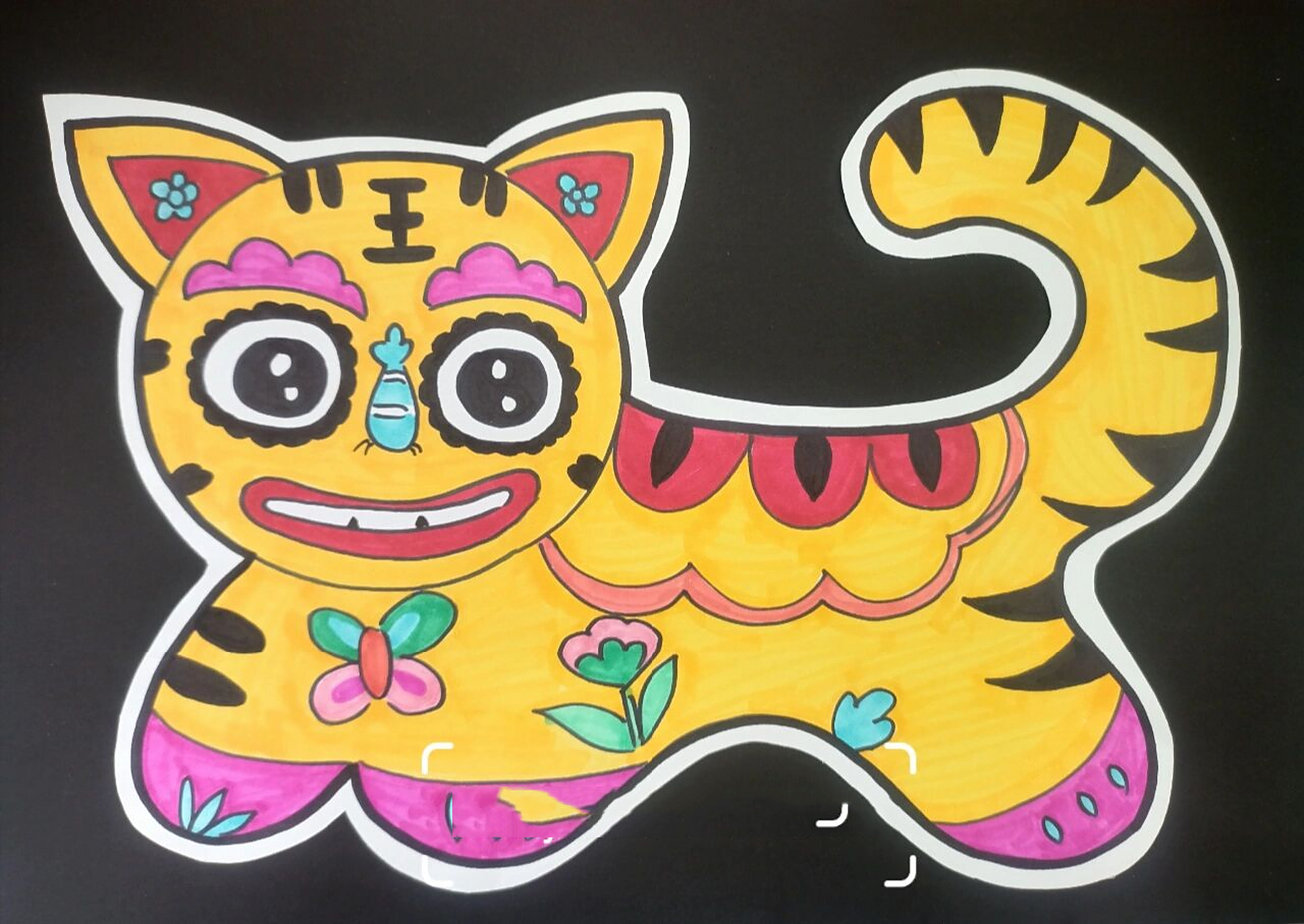 创意美术《布老虎》儿童画 1,工具材料: 卡纸,马克笔,勾线笔 2,适合