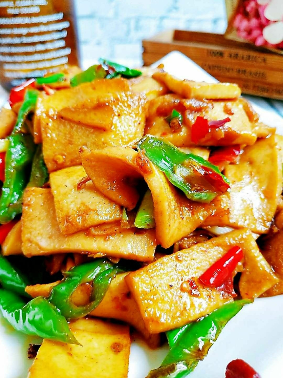 下饭菜香辣千页豆腐 一直都在店里点湘菜吃,这次特意准备了千页豆腐,