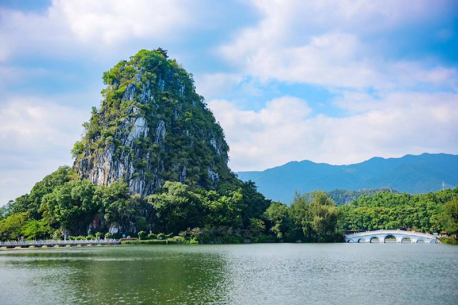 风景如画的七星岩 七星岩位于广东省肇庆市,因七座石灰岩峰排列状如