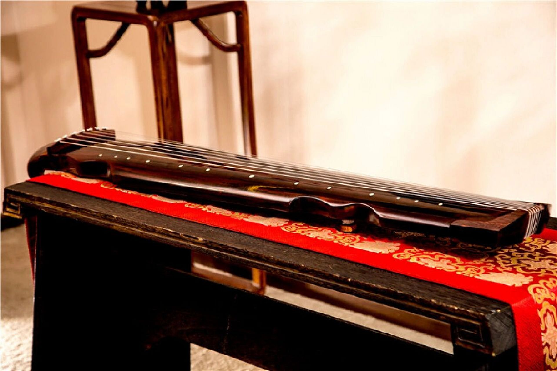 古琴样式比较多,流传下来有记载的样式有51种,现如今已演变发展为100