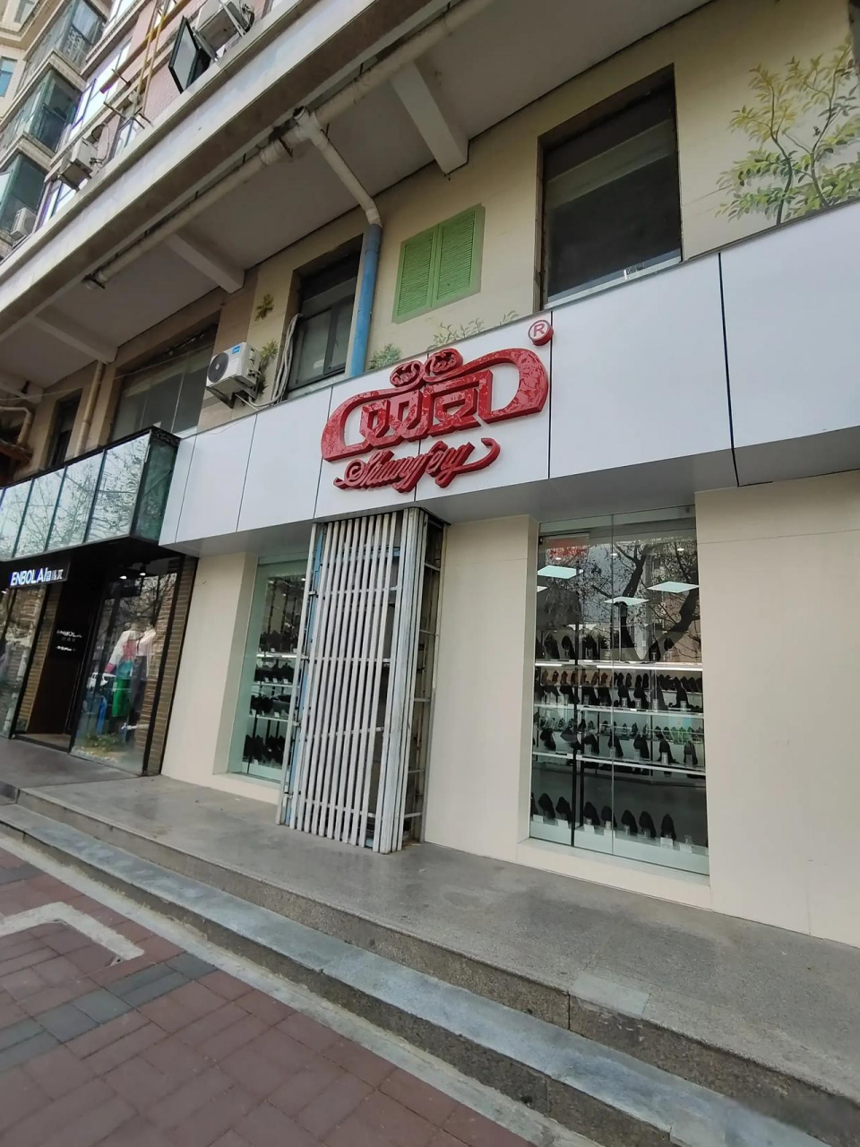 一般都开在路口处,你穿过双凤皮鞋吗?