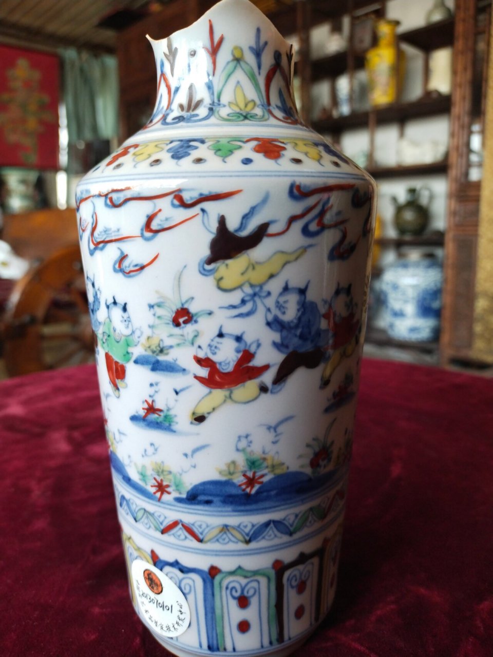 鉴别大明成化斗彩瓷器的七种初始方法 大明成化斗彩瓷器是中国古代