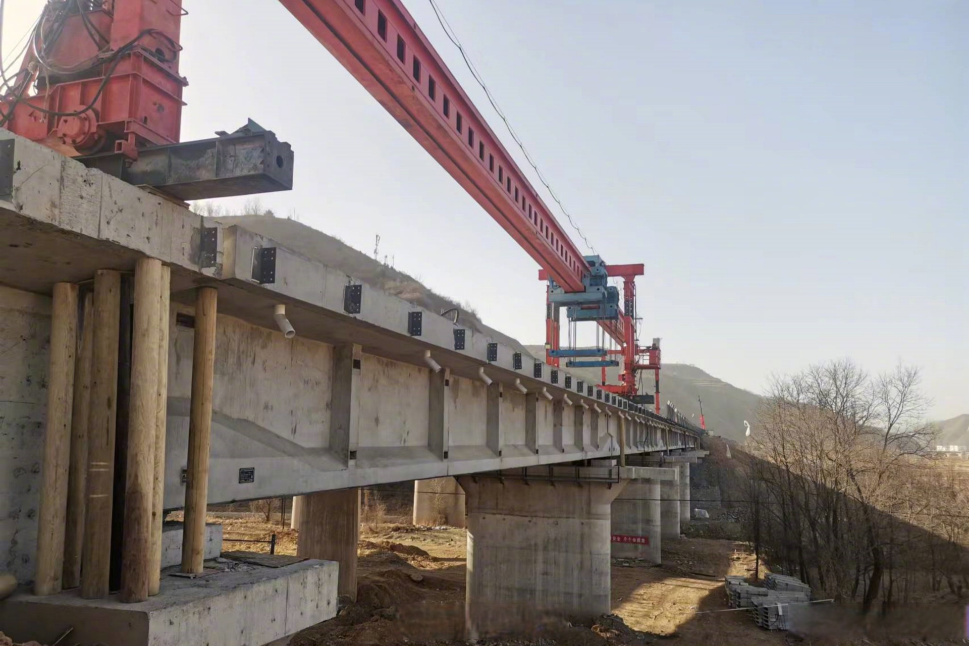 为铁路运煤再加助力】3月18日,随着最后一片32m简支t梁在北洛河大桥0