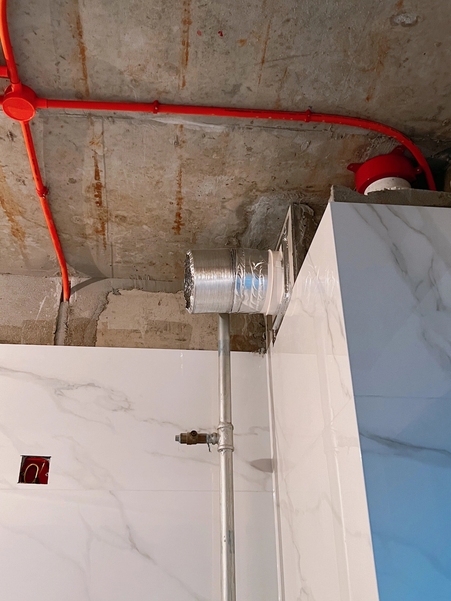 方太油烟机烟管预埋73 厨房吊顶之前一定要约品牌方预埋烟管呀,不然