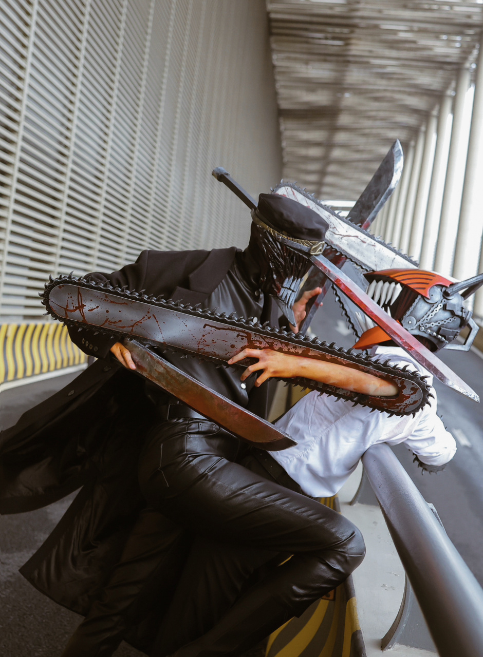 刀之恶魔 cos (卡琳娜) 今天我cos的是《电锯人》里的"刀之恶魔"(刀男