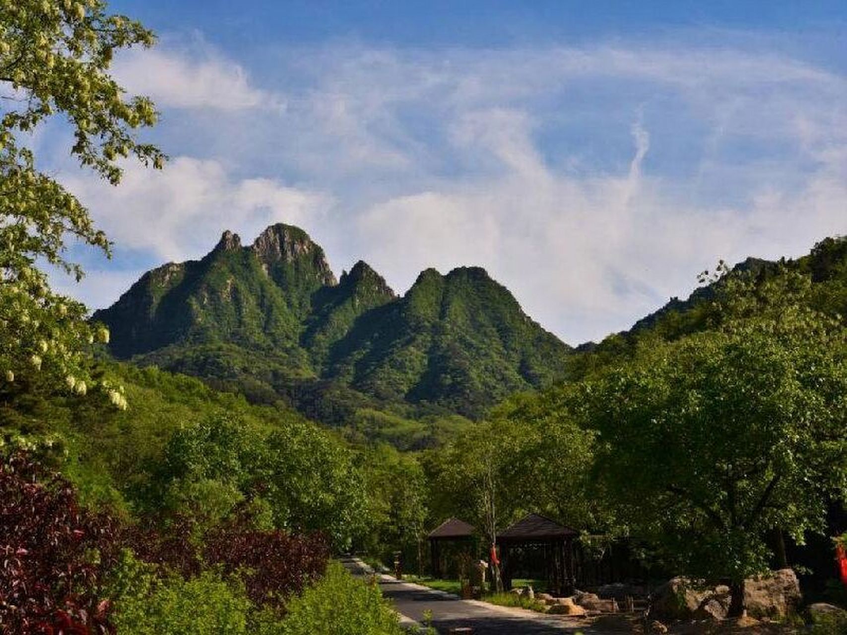 蓬莱艾山国家森林公园是以森林生态环境为基础,以险峰群崮,温泉碧湖