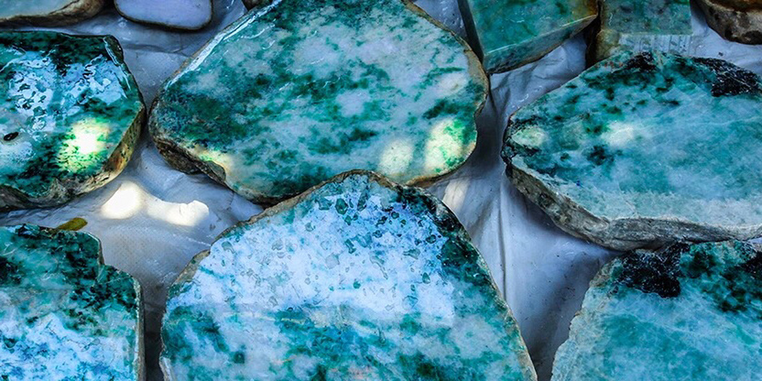 网上可以查到,美国奇异公司实验室成功人工合成出翡翠.