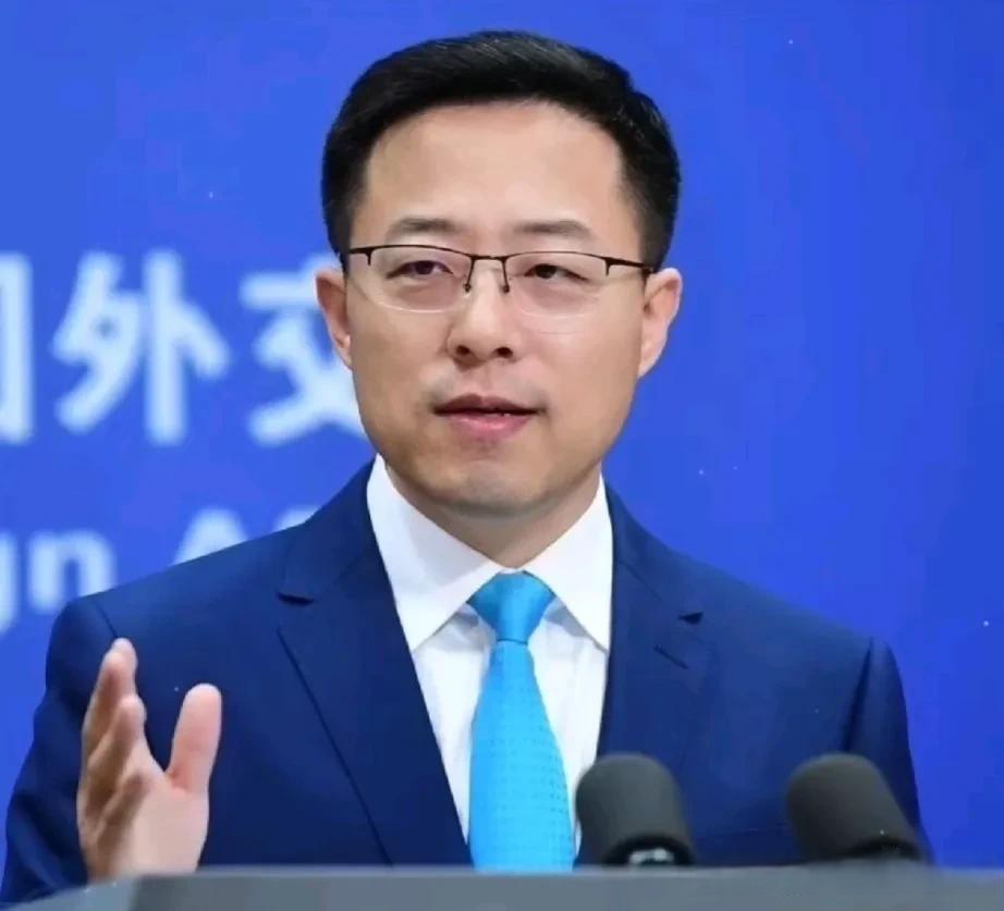 工作中,赵立坚蔑视的小眼神很有魅力,,生活中,更是个宠妻,爱妻的好