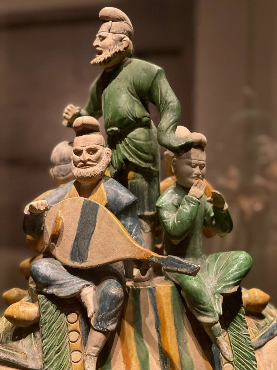 06唐代陶骆驼载乐舞三彩俑,也称为唐代骑驼乐舞三彩俑,唐代陶器,于