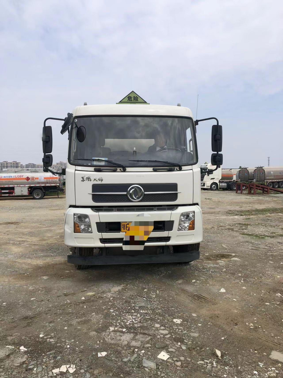 东风天锦小三轴铝合金油罐车.