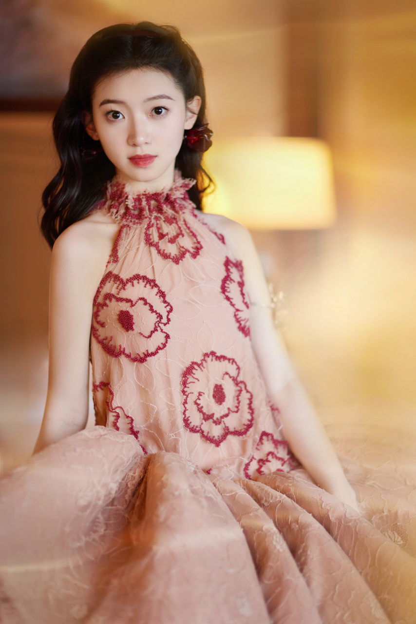 贾笑涵# 03 #贾笑涵费加罗风尚盛典#   娉娉袅袅,裹挟春日温柔