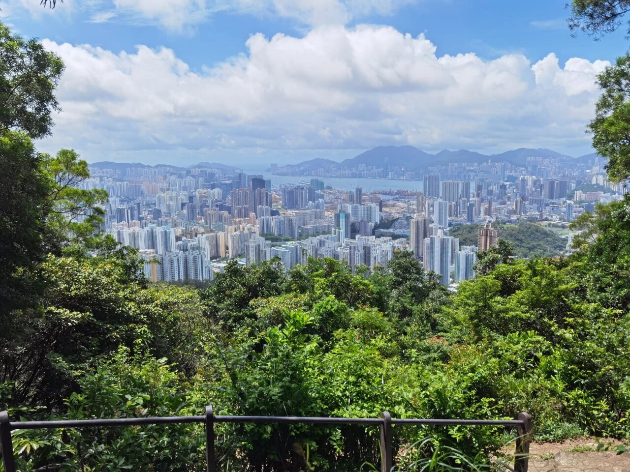 望夫石是沙田區著名的地標.