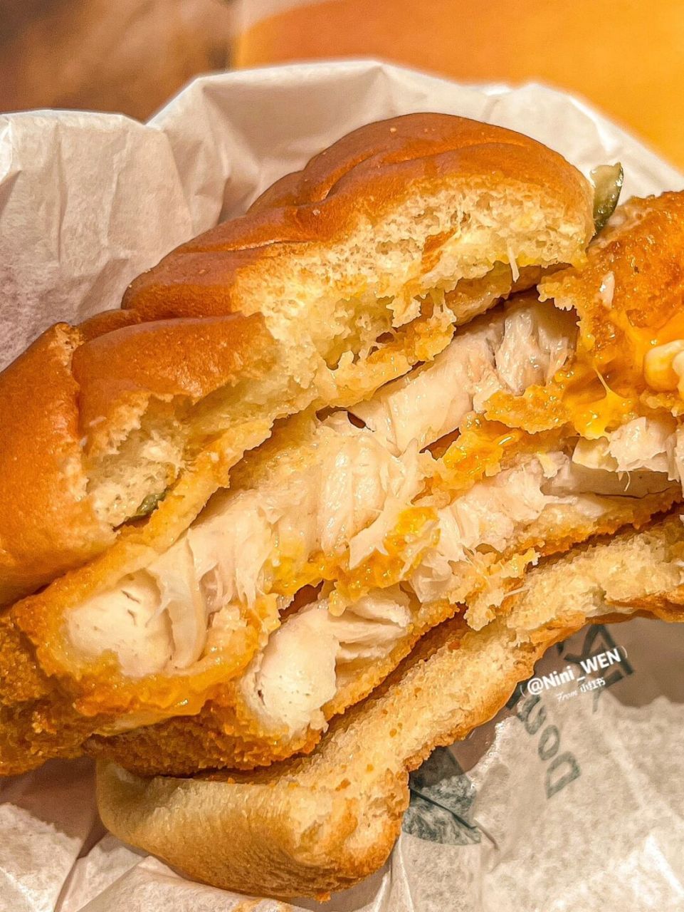 鳕鱼肉炸得外酥里嫩 鱼饼很厚实 搭配芝士和麦香鱼酱!太好吃了!