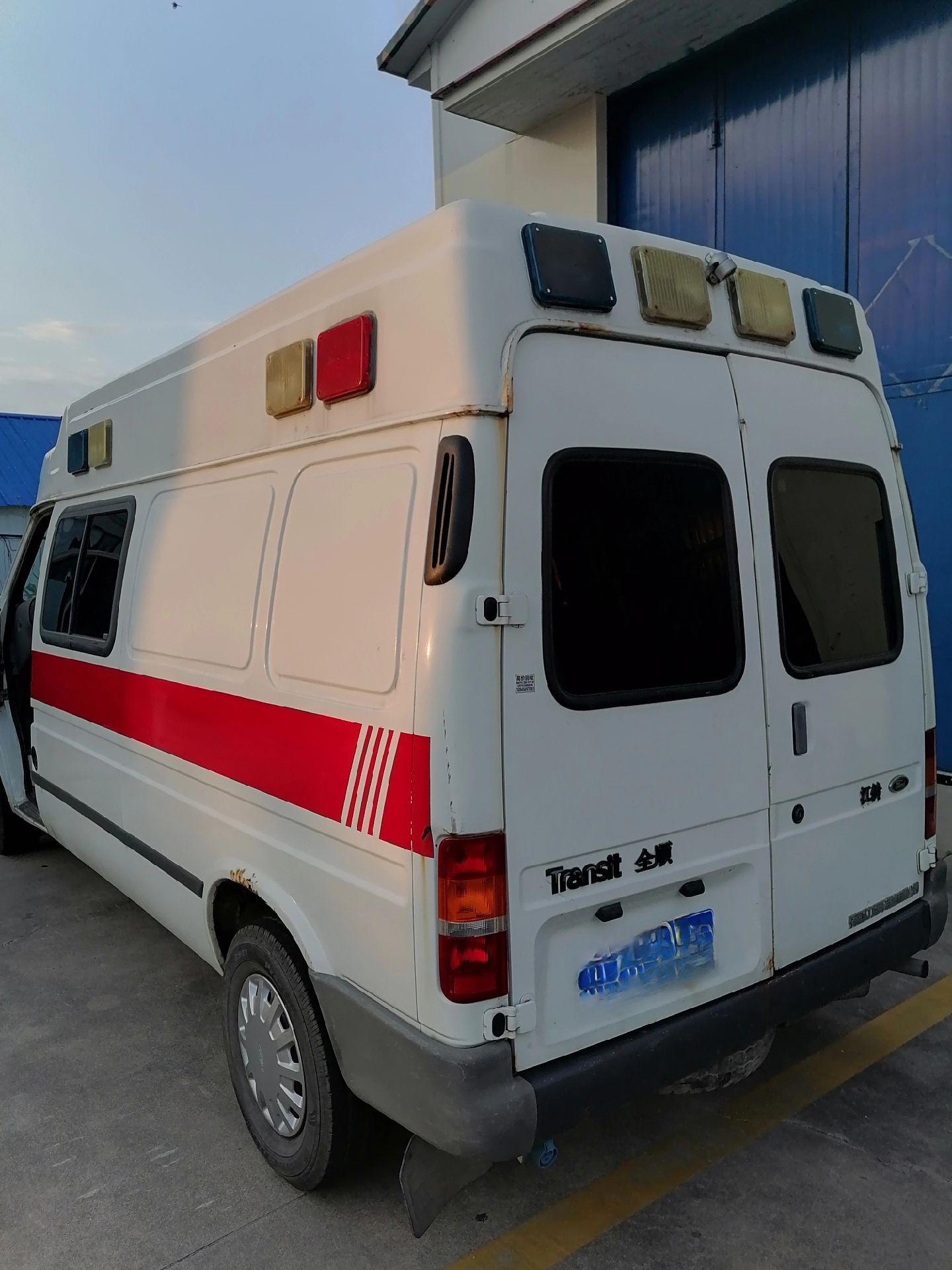 08年8月福特全顺长轴救护车转让出售.带公司一起转,有警灯警报使用证.