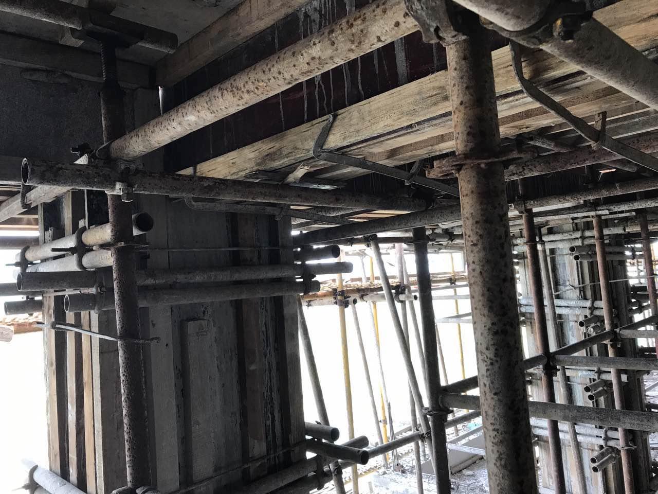 2,3号楼中西单元15层支模架,大于450梁未设置对穿螺杆