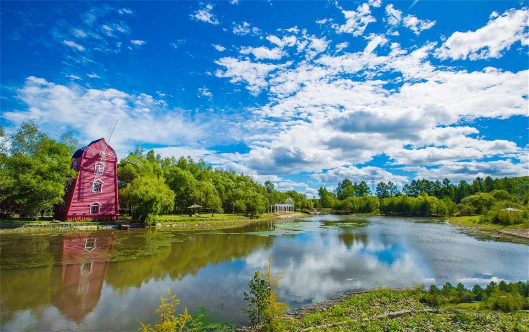 黑河中俄民族风情园是国家 4a 级旅游景区,位于黑龙江省黑河市爱辉区