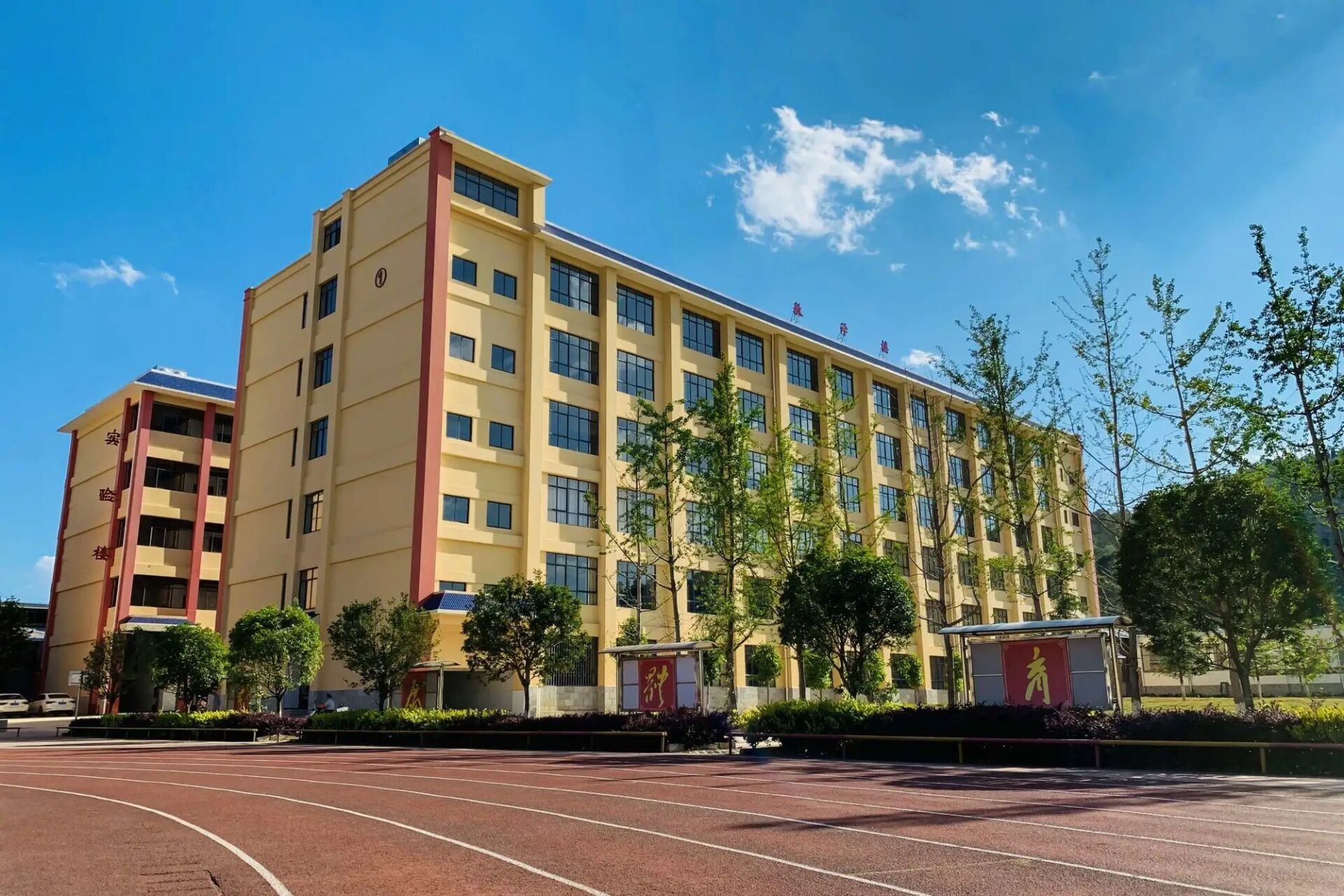 昆明海亦丰中学高考复读是怎么收费的?