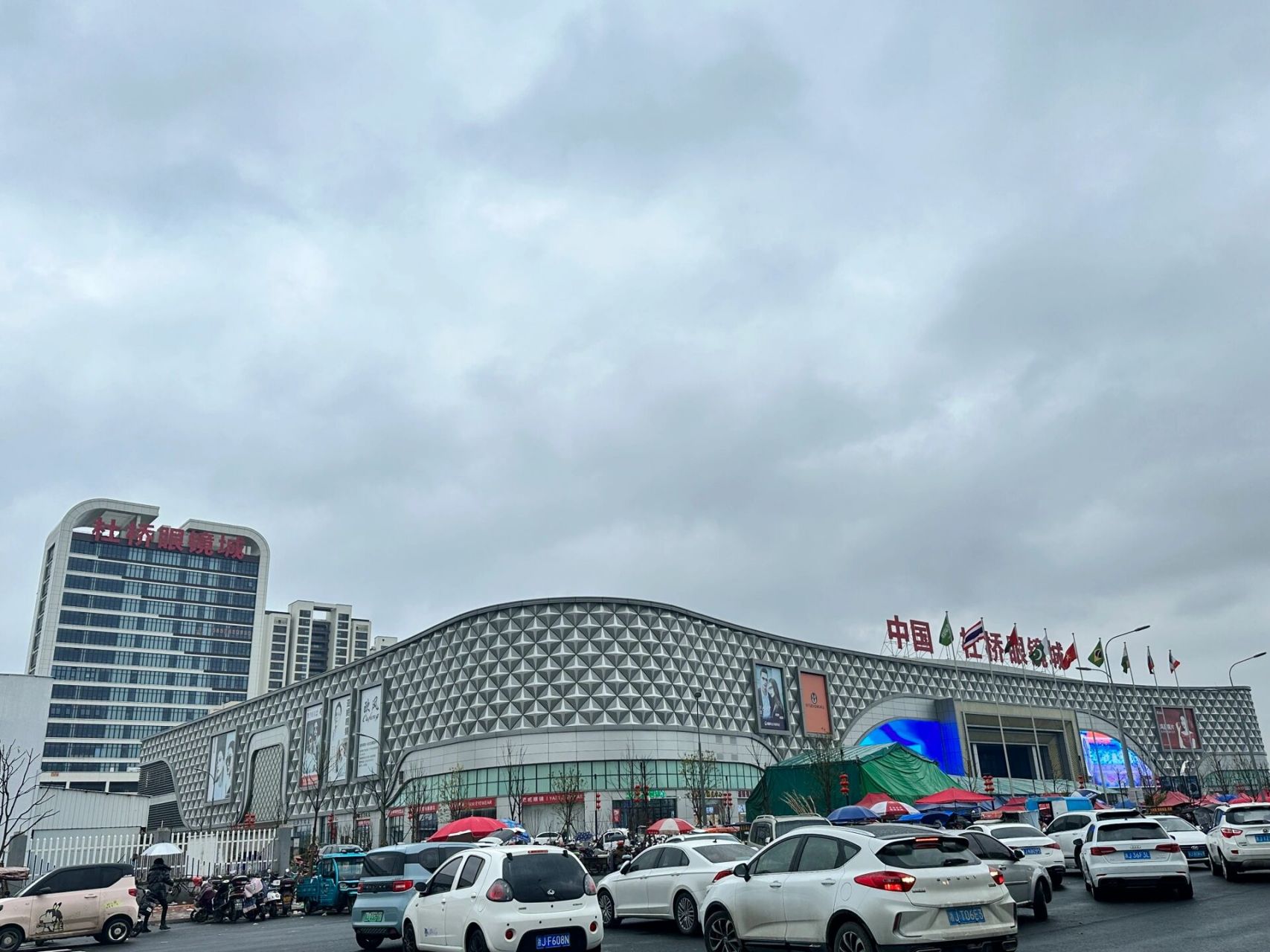 市场搬到了新郊区哦 导航01杜桥眼镜城(环城北路777号) 太多太多店