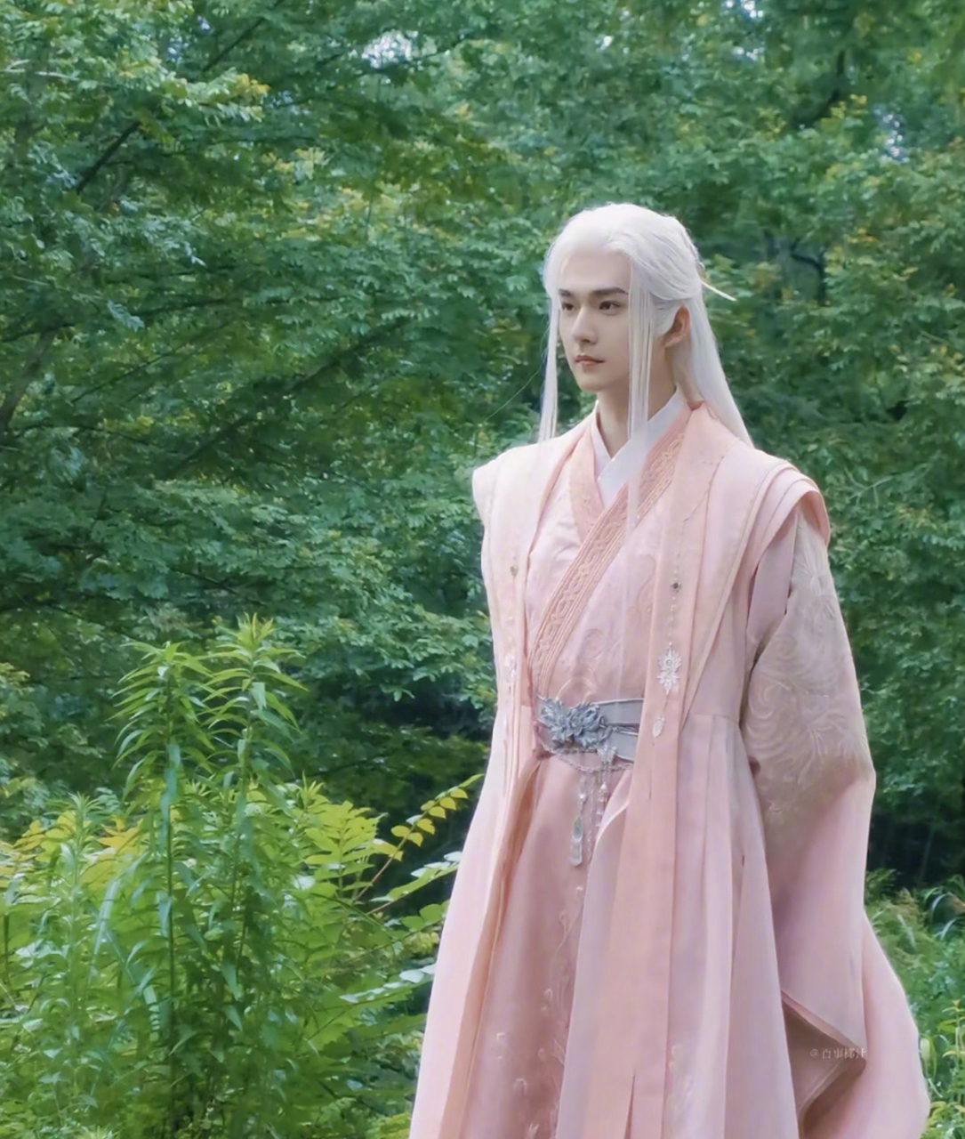 张辰逍的新剧《少年白马醉春风》路透曝光,她再次展现了自己出色的演