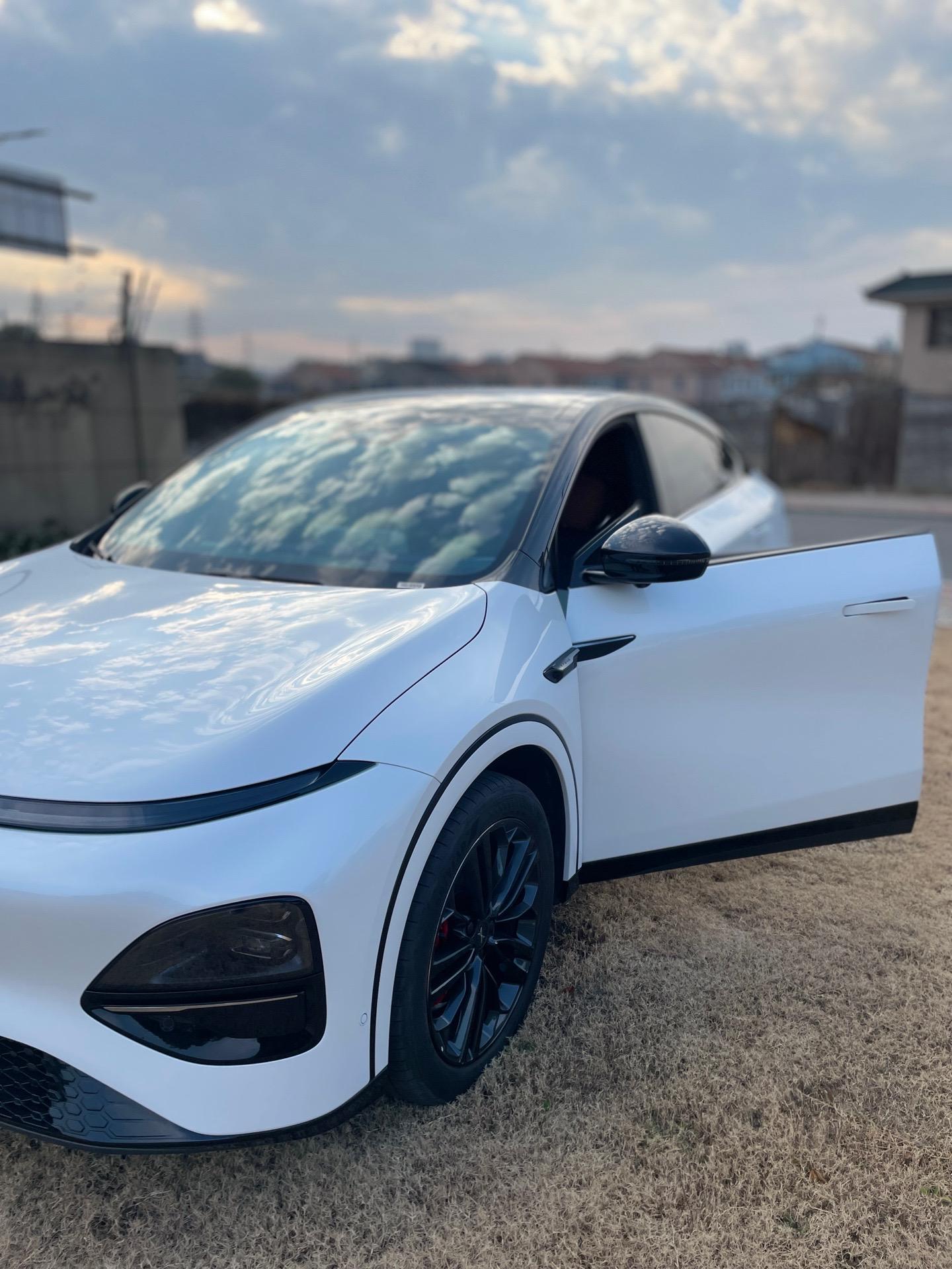 小鹏g6悬浮顶 轮毂熏黑 卡钳改色