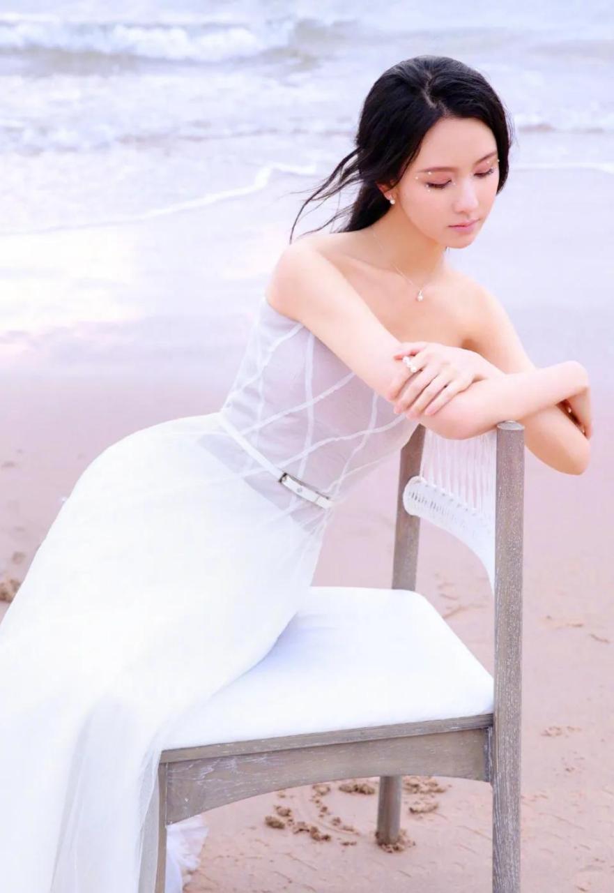 陈都灵海边的女神,性感迷人.