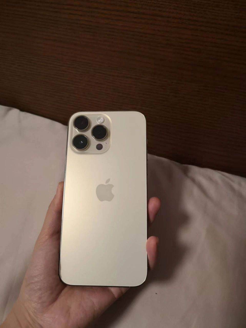 单手举着像砖头,吃力. 配色还可以,但线条太硬了,像个商务机.