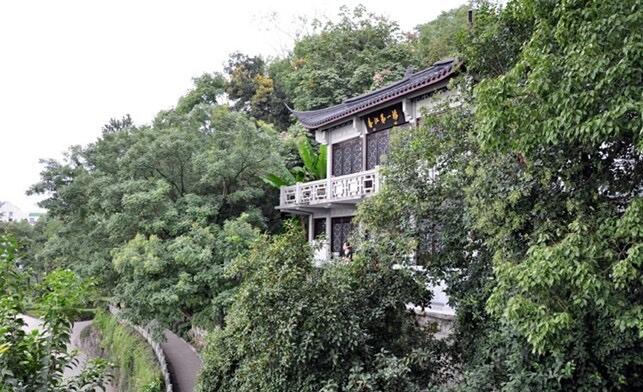 富阳市鹳山风景区位于富阳城东富春江之畔