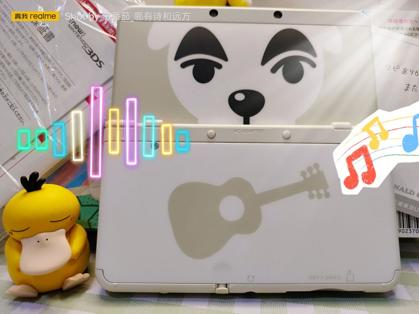 大明星kk是我觉得最配白色新小三的一款替换壳了,偏白的基调的底色加