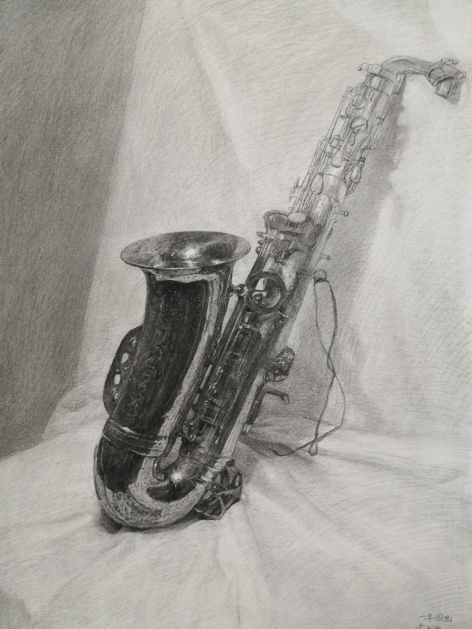 高一下 素描静物 课堂写生(左滑看细节) 萨克斯画起来有意思的