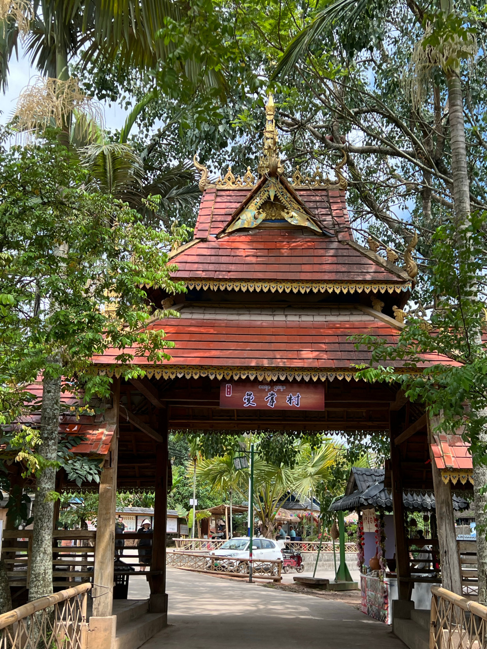 我在西双版纳曼掌村体验非遗#织布,制陶,舂粑粑…这里家家户户门前有