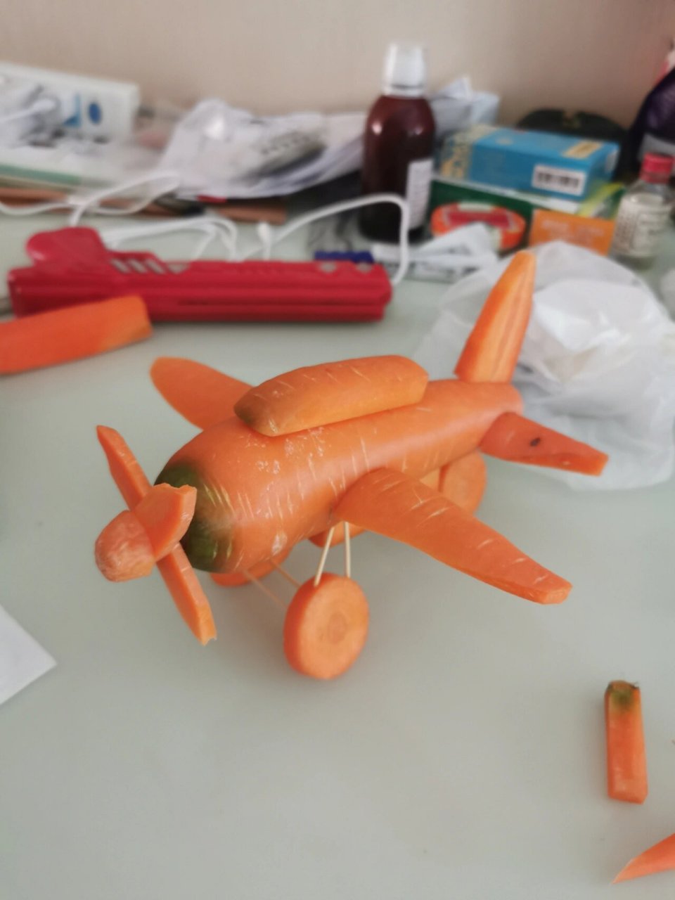 幼儿园小作业,蔬菜制作,胡萝卜做小飞机 材料:三根胡萝卜,牙签