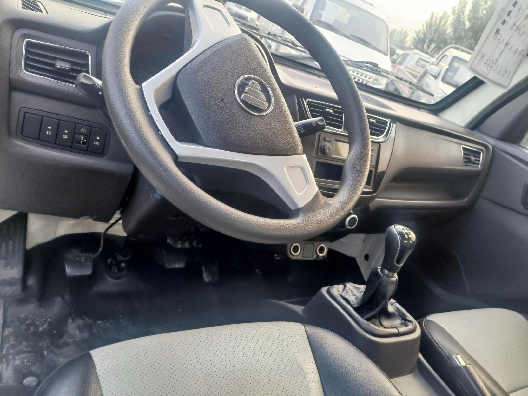 18年11月福田祥菱m1排半货车 斗长3.1x1.6米 1.