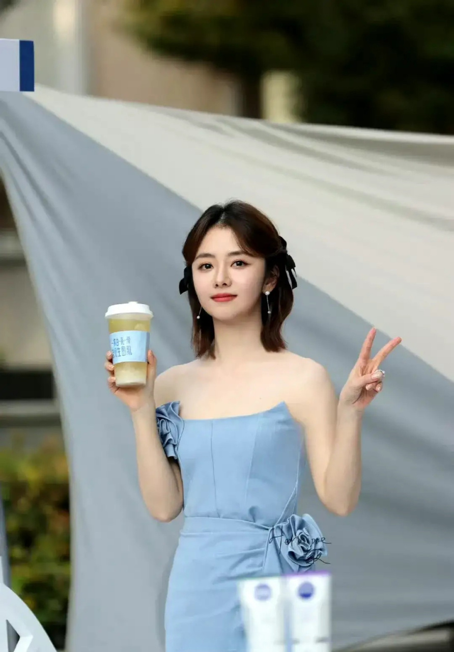 谭松韵活动图,最近的状态也太好了吧,甜到心里了.