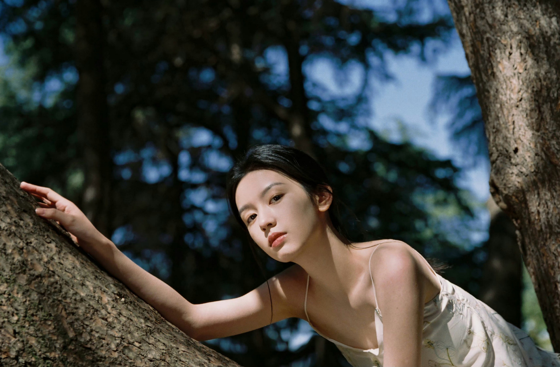 周也初夏写真:盈盈素靥,临风无限清幽