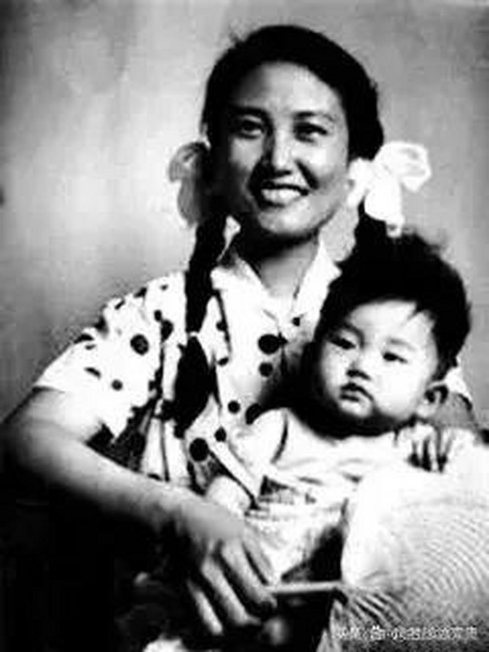 【这是60年代张志新烈士和孩子的合影,曾经的她是天津音乐界颇有名气
