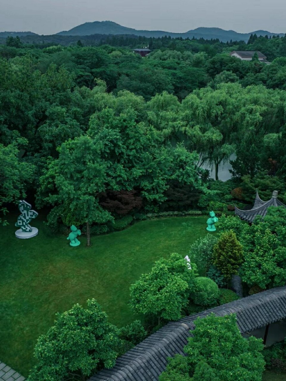 西湖,杭州西子湖畔的四季酒店90的外观采用了江南庭院式的建筑风格