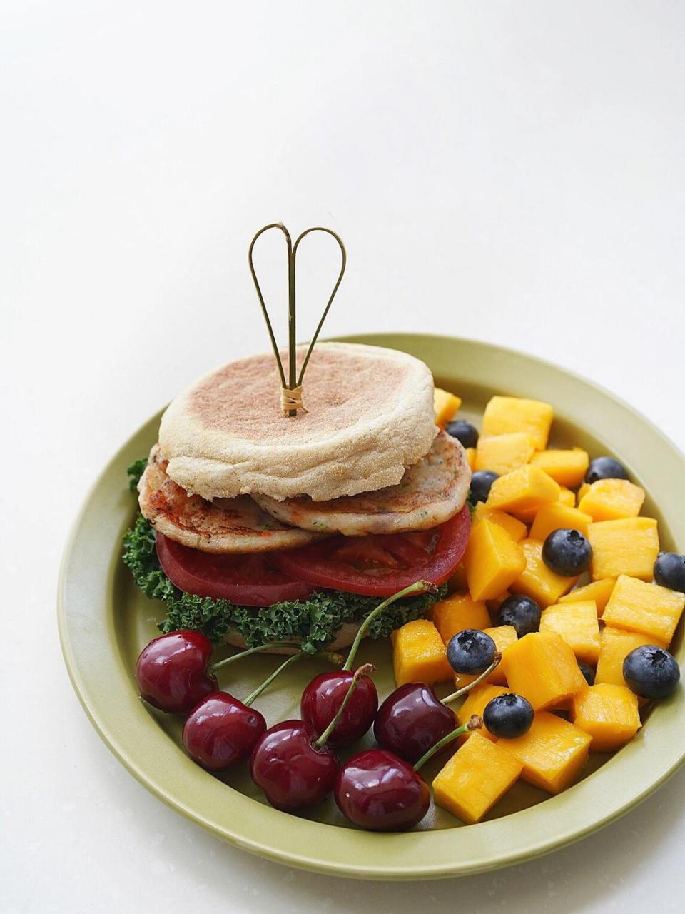今日食材: 全麦英式麦芬面包胚92 羽衣甘蓝02 西红柿97 冷冻