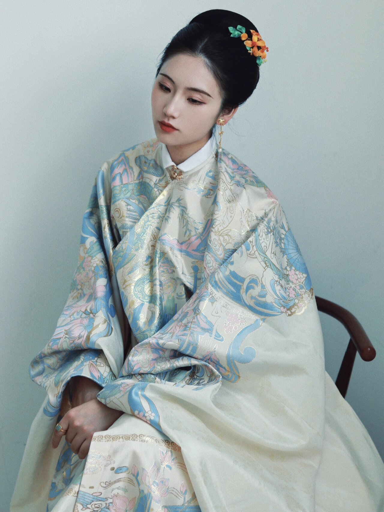 9899这是中国明代传统服饰——立领大襟长袄