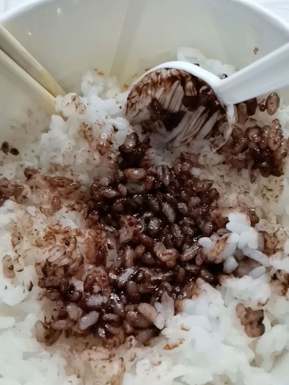 巧克力拌米饭我没开玩笑 真的很好吃!是巧克力蛋糕的味道