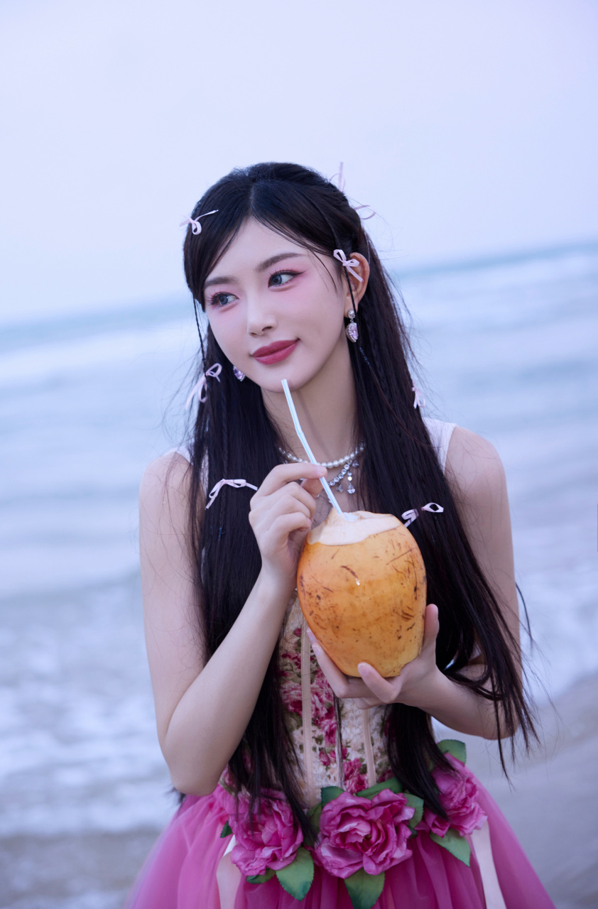 孔雪儿海边粉裙美腿浪漫写真图集