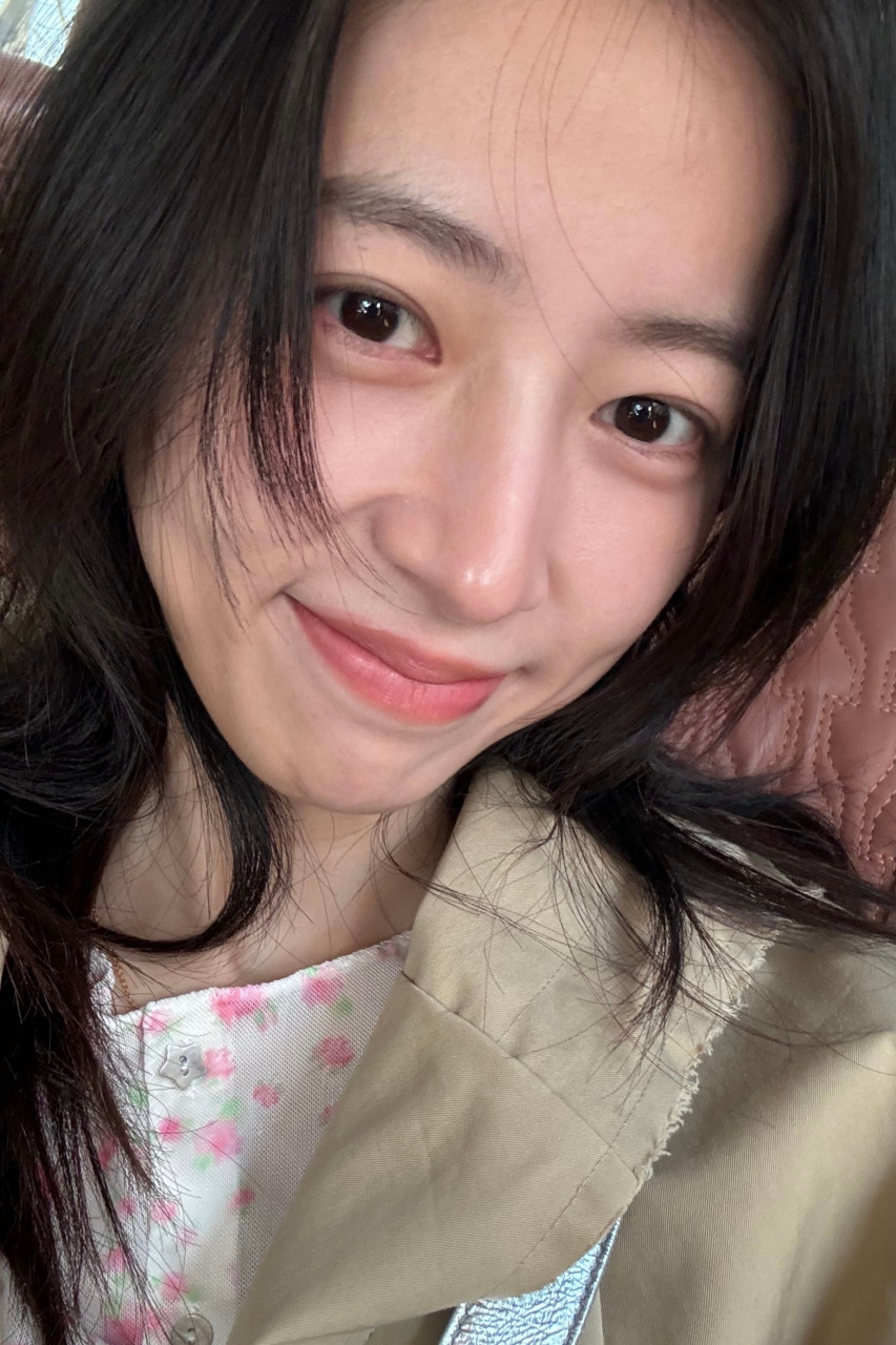 周雨彤的皮肤状态我橘子娱乐实名羡慕  阳光下的周雨彤自拍