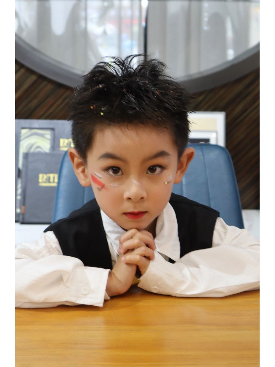 街舞小男孩真帅 第一次化妆,第一次参加比赛!摆个酷酷的pose留个纪念