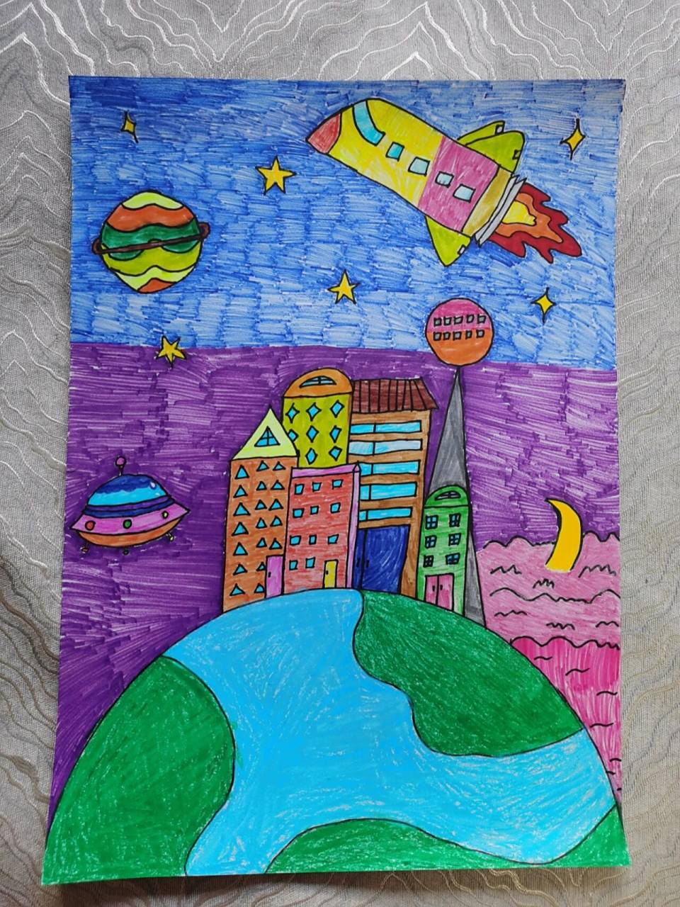 二年级"科学幻想画" 二年级小朋友画了2天的科学幻想画