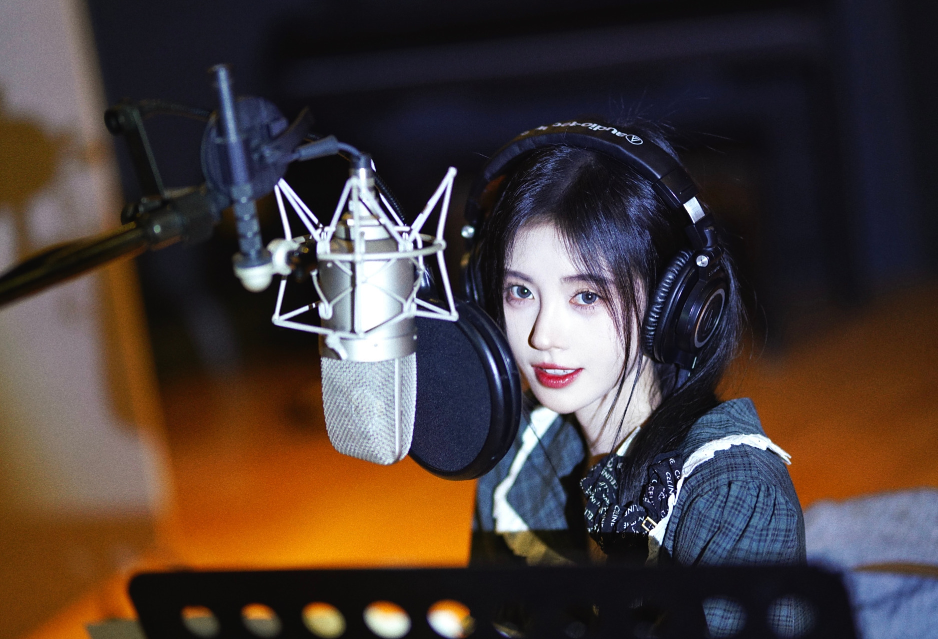 单曲循环《那一天》的间隙,补上一组老板@鞠婧祎 录音花絮照[期待]